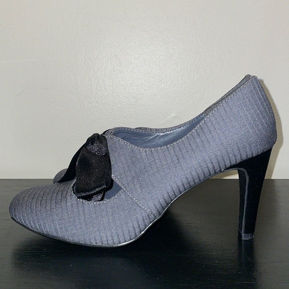 Ann Marino Size 9.5 Pumps.  Big bow.  Nice fabric color and pattern. Black/Gray - Picture 2 of 14